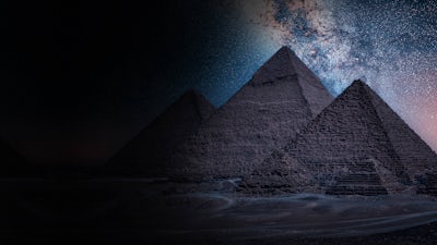 Des pyramides sans pierres et sans esclaves 