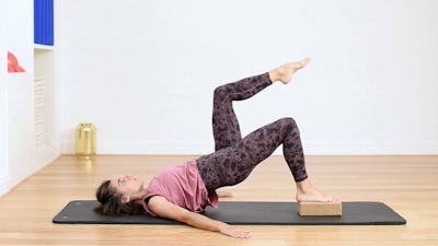 Renforcez l'arrière du corps avec une brique de yoga