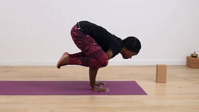 S'initier à la posture du corbeau