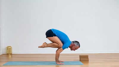 Aller vers la posture du corbeau ou Bakasana