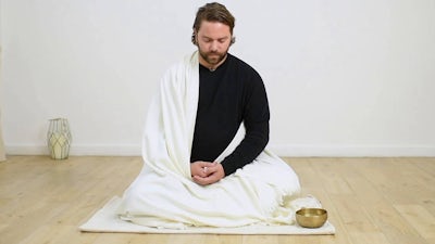 Une courte méditation silencieuse