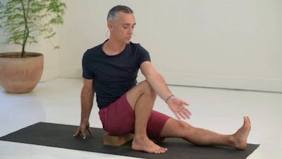 Les postures assises rythmées en Vinyasa
