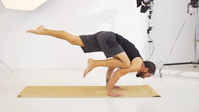 Postura de yoga Khakasana o el cuervo