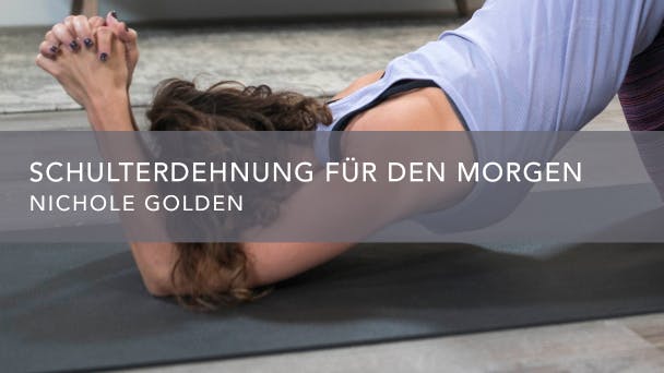 Schulterdehnung für den Morgen